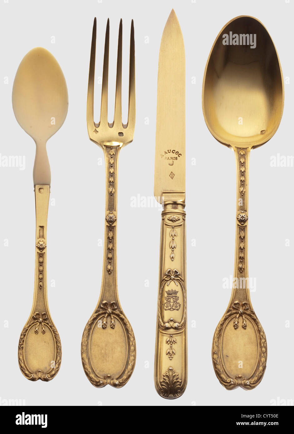 Ferdinand d`Orléans,Duc d`Alencon(1844 - 1910),ein Set Reisetableware in einer Schachtel,Paris um 1880 Silber,bestehend aus Essteller,Besteck,Auflauf,Tassen,Serviettenhalter und Eierbecher,insgesamt zwölf Stück. Alle Gegenstände sind mit Lorbeerkränzen und dem gekrönten Spiegelmonogramm des Herzogs "FPO" für Ferdinand Philipp von Orléans verziert, Markenzeichen "Minerva Head" für 950 Silber und Zeichen des Pariser Juweliers A. Aucoc,6,rue de la Paix. Zusammen 1098 g. Das goldgeprägte Lederetui mit herzlicher Krone, Innenfutter aus weißem Gemsleder und Seide, gol, zusätzliche-Rechte-Clearenzen-nicht verfügbar Stockfoto